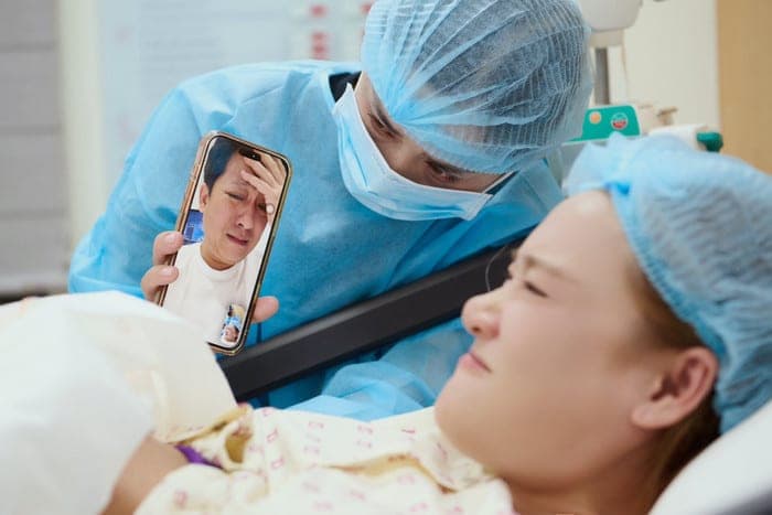 Trường Giang bật khóc khi không ở bên cạnh Nhã Phương trong lúc cô sinh con. Ảnh: FBNV