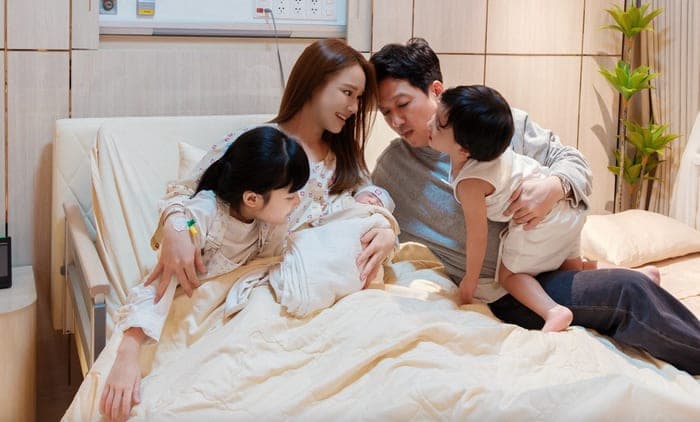 Ngay sau đó Trường Giang đã có mặt tại bệnh viện để đón con thứ 3 cùng Nhã Phương. Ảnh: FBNV