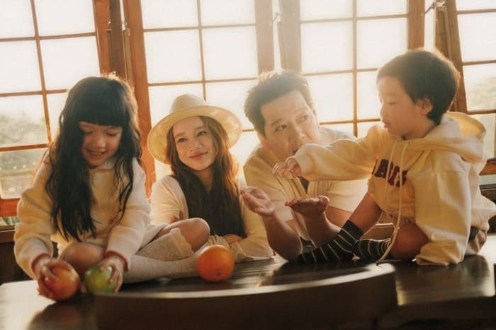 Trường Giang và Nhã Phương đã cùng hai con chụp bộ ảnh gia đình đong đầy tình cảm trước khi chào đón thành viên mới. Ảnh: FBNV