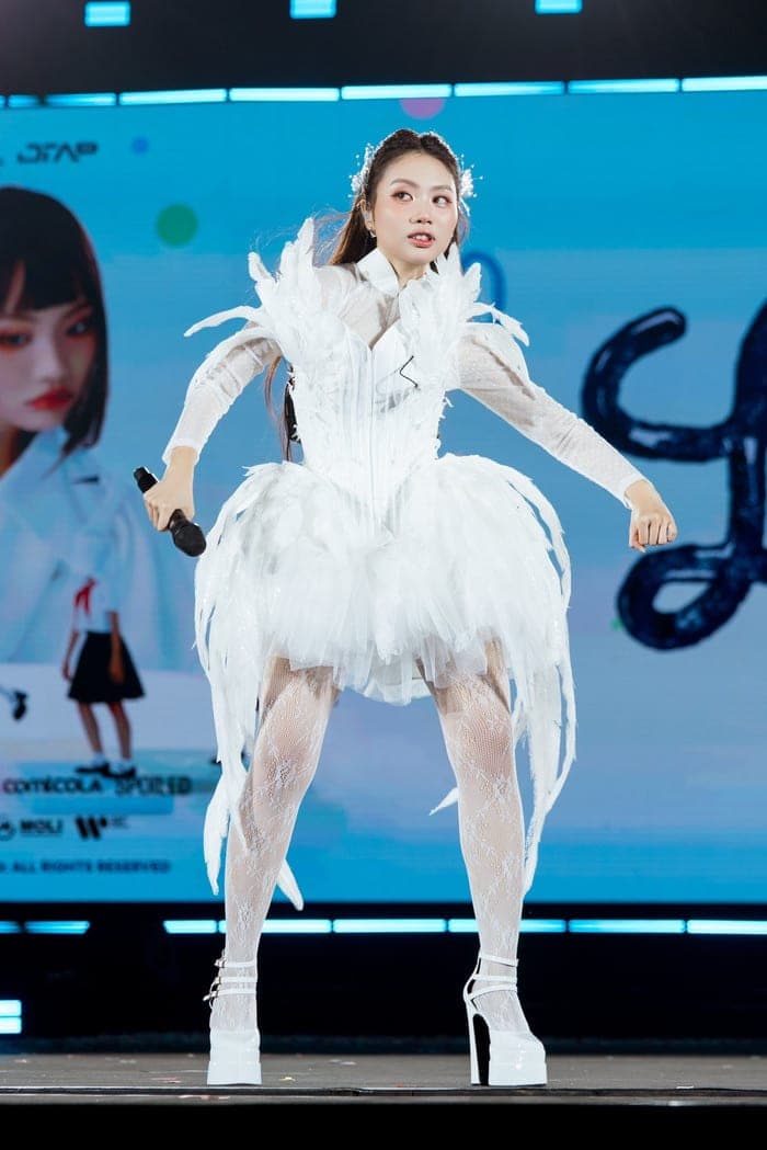 Nhiều khán giả bật cười trước sự hài hước, duyên dáng của nữ ca sĩ.