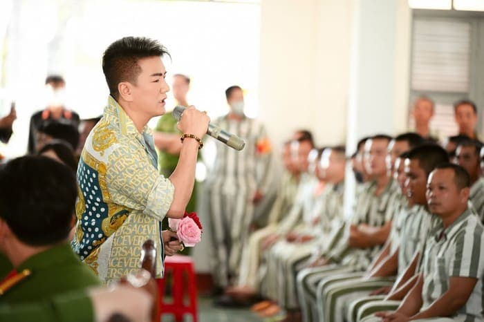 Ngoài âm nhạc, Đàm Vĩnh Hưng không quên gửi lời động viên đến các phạm nhân với hy vọng họ cải tạo tốt, sớm về đoàn tụ với gia đình.