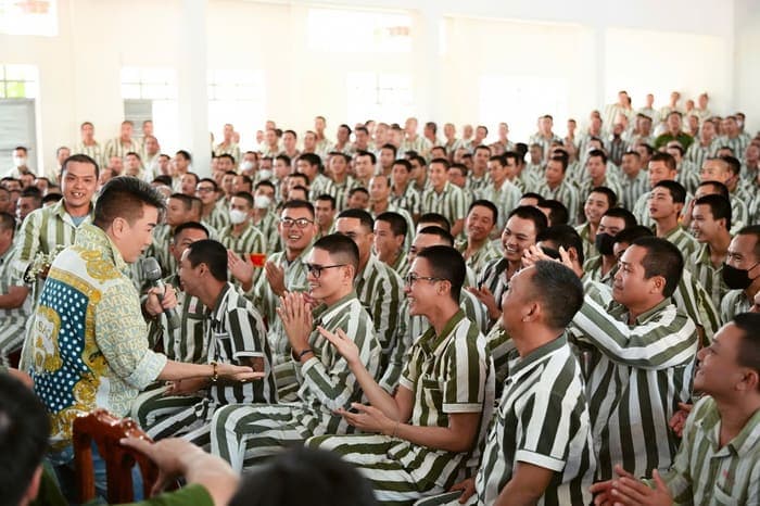 Hành trình của Đàm Vĩnh Hưng cũng cho thấy rõ hình ảnh người nghệ sĩ gắn liền với trách nhiệm cộng đồng.