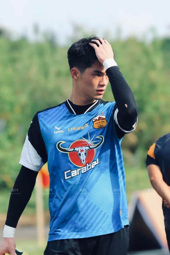 Thủ môn Trần Trung Kiên đã để kiểu tóc này từ rất lâu. Ảnh: FBNV