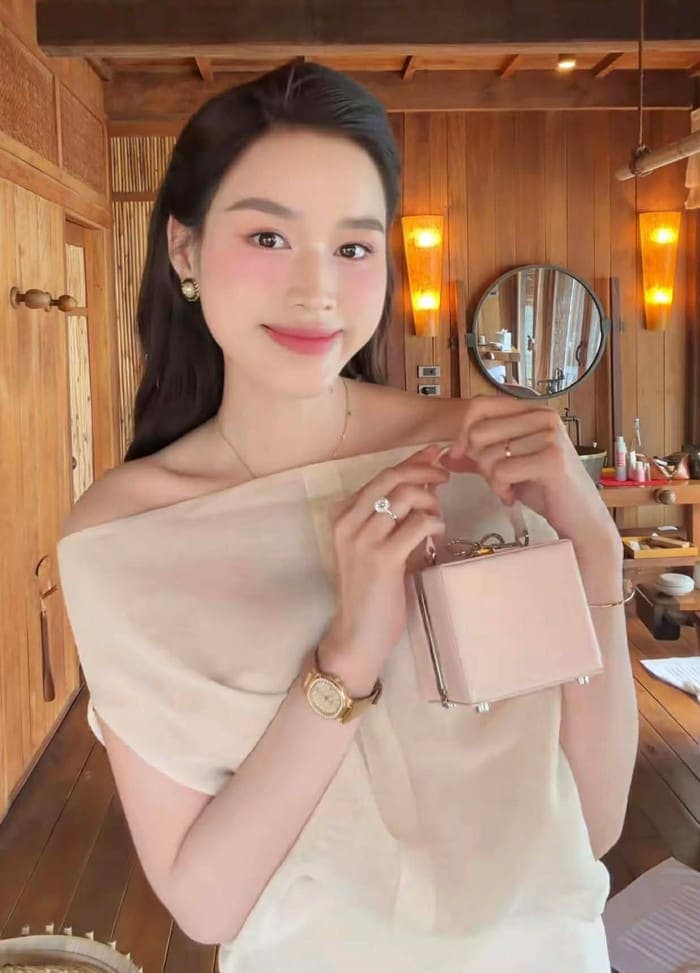 Đỗ Thị Hà khoe mẫu túi với thiết kế đặc biệt. Ảnh chụp màn hình