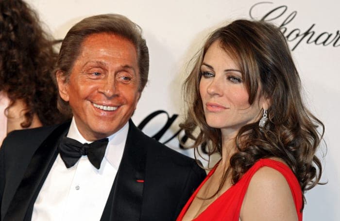 Valentino cùng Elizabeth Hurley tại Liên hoan phim Cannes năm 2007. Ảnh: The Guardian