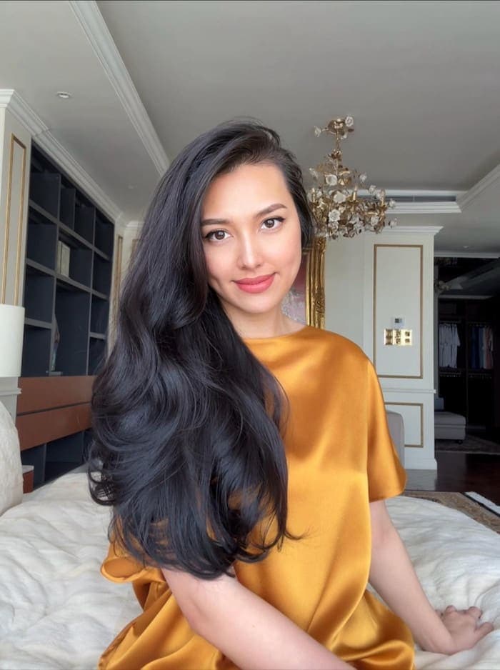 Siêu mẫu Huỳnh Thanh Tuyền cho biết một trong những bí quyết có mái tóc đẹp, khỏe là kiên trì ủ tóc bằng dầu hoặc tinh dầu thiên nhiên.