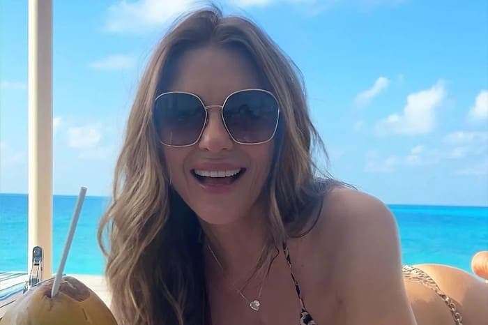 Sao nữ gây 'sốt' với bộ ảnh quyến rũ trên hòn đảo riêng tư ở tuổi 60. Ảnh: Mirror