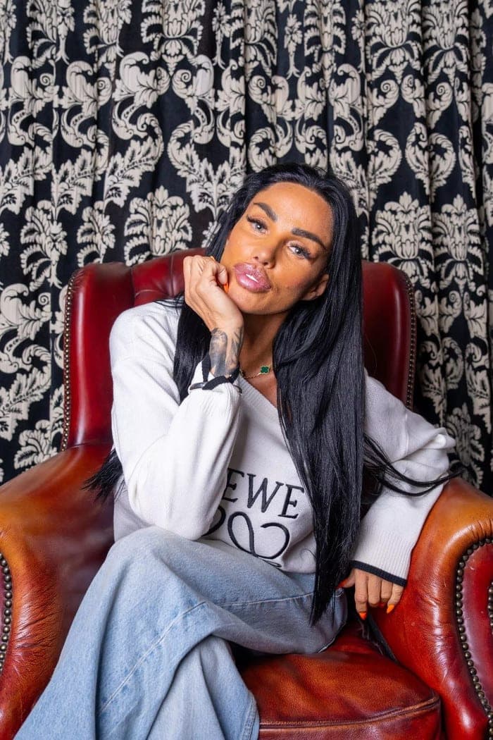 Đây chỉ là một trong vô số lần Katie Price tìm đến phẫu thuật thẩm mỹ. Ảnh: Mirror