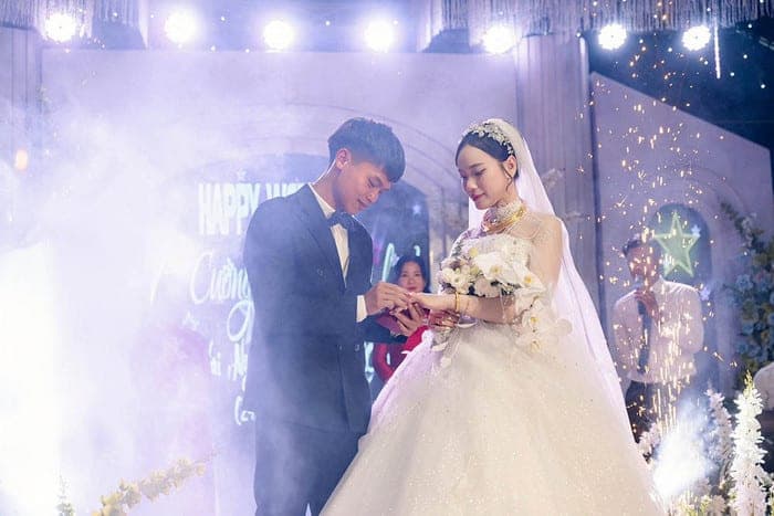 Cầu thủ Hồ Văn Cường và bà xã Nguyễn Linh cùng quê ở Nghệ An - vùng đất giàu truyền thống văn hoá và những điểm đến xinh đẹp.