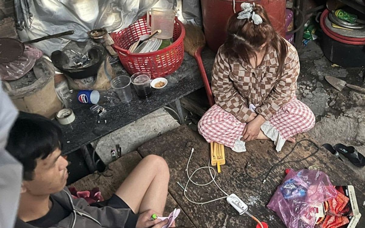 Trong căn nhà nhỏ, đôi nam nữ bị phát hiện đang có hành vi đáng xấu hổ