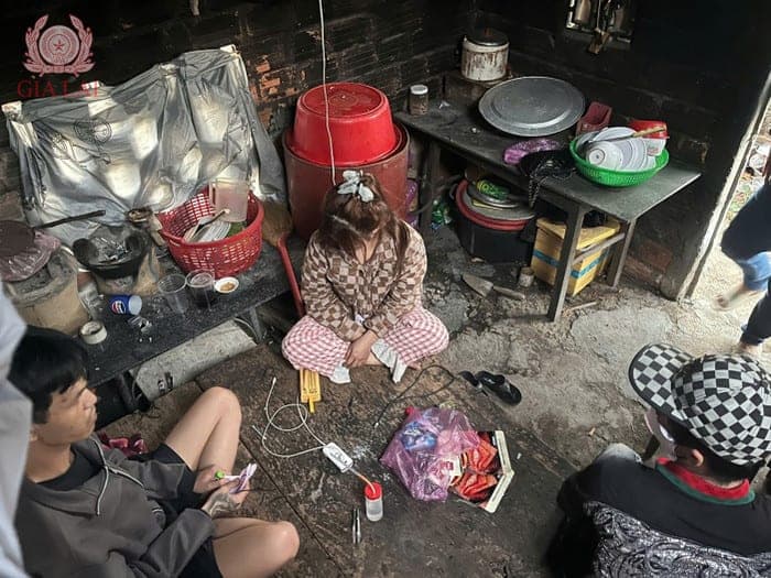 Các đối tượng tại hiện trường (nhà của Huỳnh Thanh Hưng). Ảnh: Công an tỉnh Gia Lai