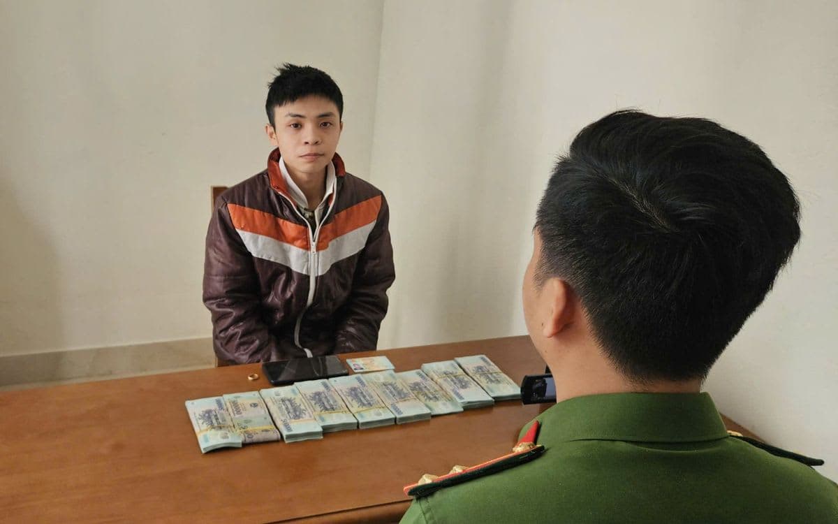 Kiểm tra túi xách để ở tủ đồ, nữ nhân viên y tế vội trình báo Công an