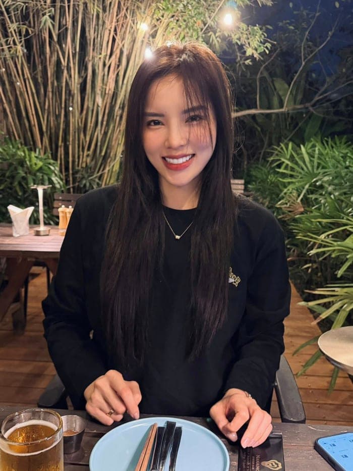 Kỳ Duyên cười tươi rói mỗi khi chụp hình đời thường đăng tải lên mạng xã hội. Ảnh: FBNV