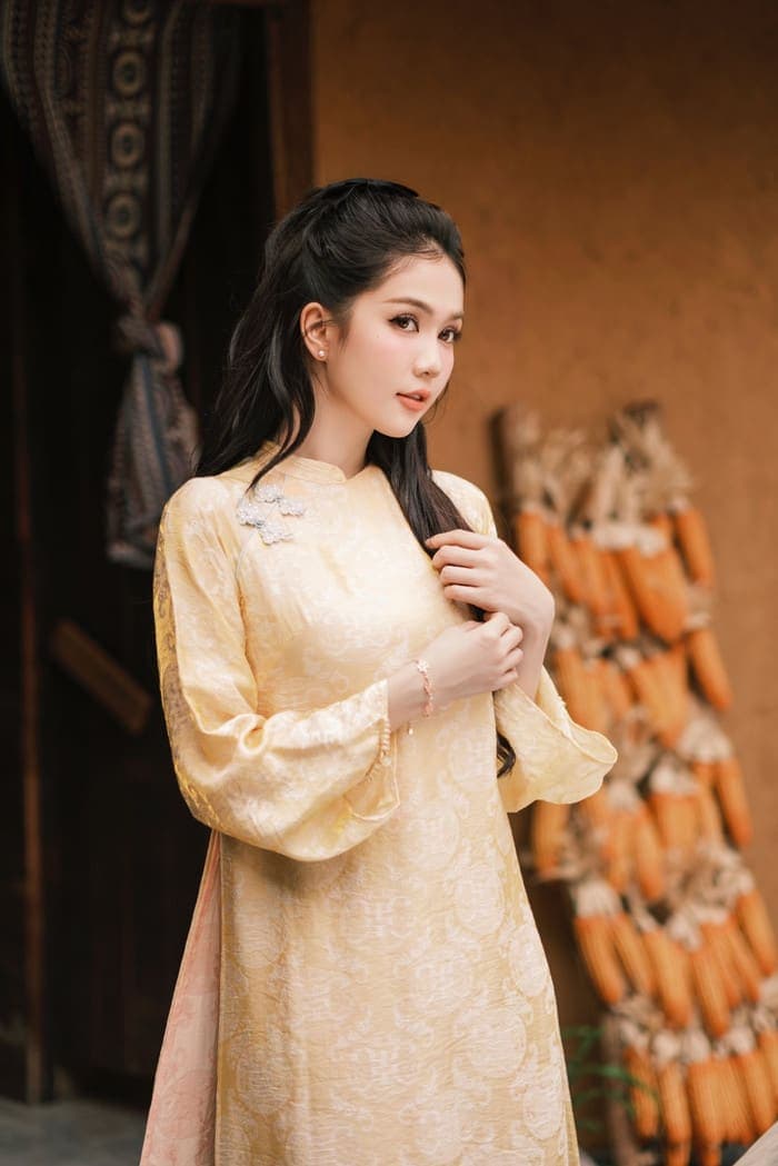 Ngọc Trinh tích cực mở rộng công việc kinh doanh song song với việc livestream bán hàng. Ảnh: FBNV