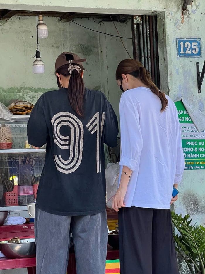 Kỳ Duyên cùng Thiên Ân thưởng thức món ngon ở TP Huế. Ảnh: IGNV