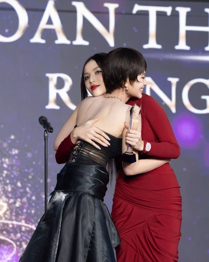 Kỳ Duyên và Thiên Ân trao nhau một chiếc ôm đong đầy tình cảm tại một sự kiện diễn ra vào tháng 1 vừa qua. Ảnh: FBNV