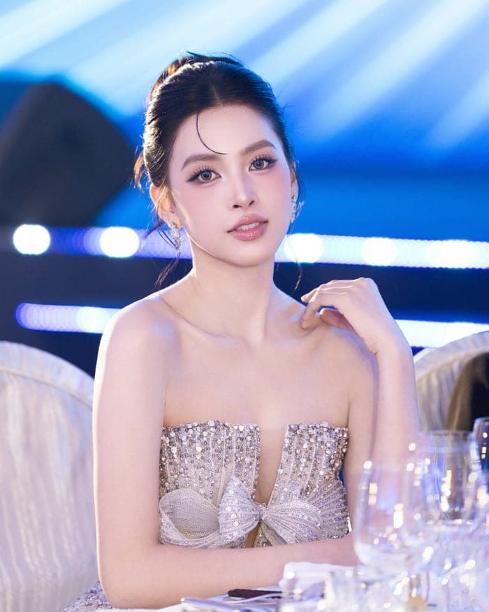 Tiểu Vy thẳng thắn nói về sai sót của bản thân khi đi dự sự kiện ở Malaysia. Ảnh: FBNV