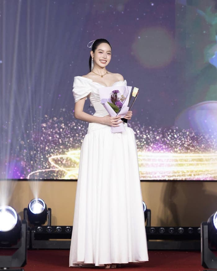 Nàng hậu với phong cách nền nã, nữ tính.