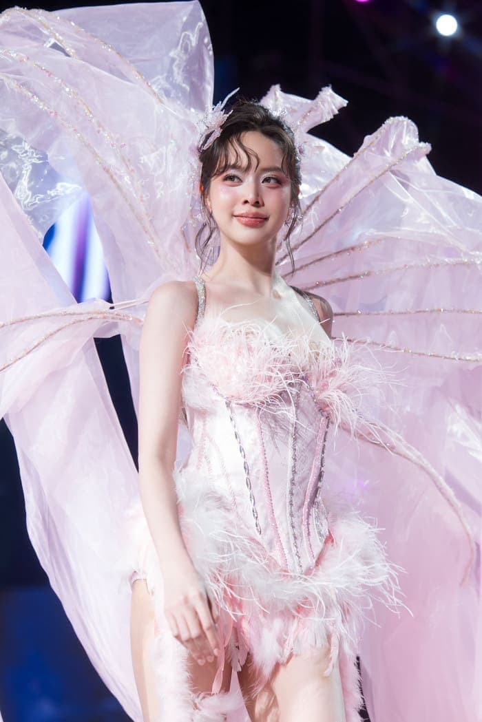 Hoa hậu Thanh Thủy góp mặt trình diễn tại fan concert của Hòa Minzy.