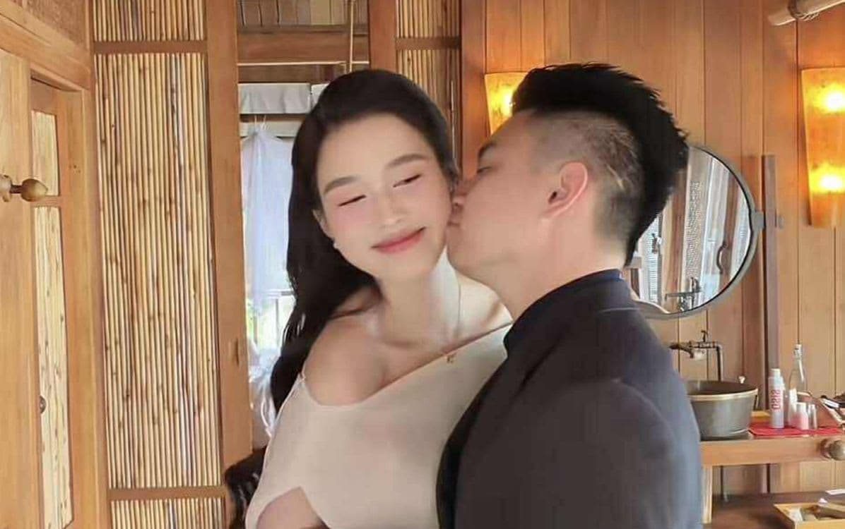 Khoảnh khắc ngọt ngào của Đỗ Thị Hà và Viết Vương khi ở nhà