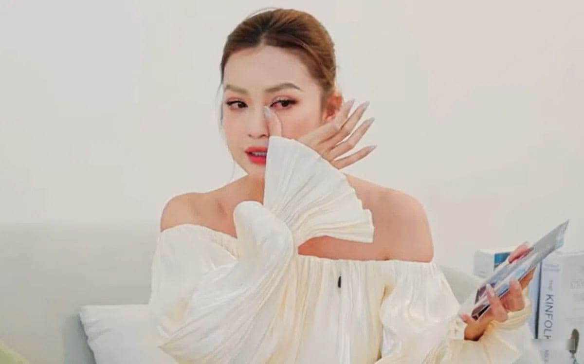 Hoa hậu Ngọc Châu khóc nức nở khi Võ Hoàng Yến cho xem một tấm ảnh