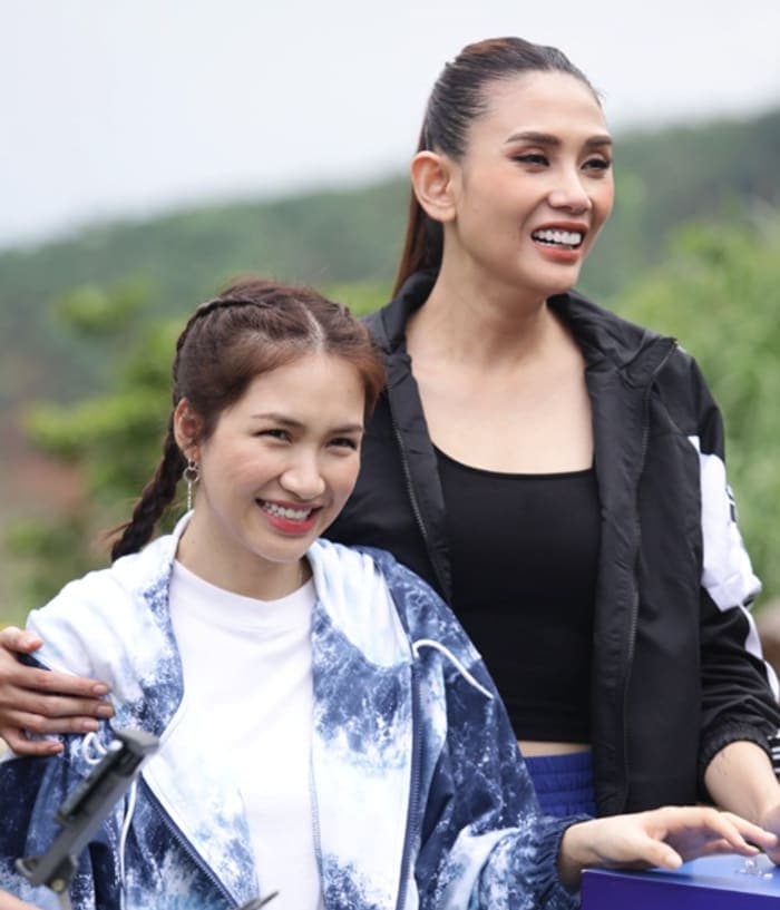 Võ Hoàng Yến và Hòa Minzy trong một chương trình được phát sóng vào năm 2020. Ảnh chụp màn hình