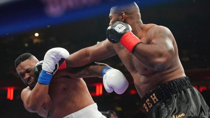 Võ sĩ hạng nặng người Mỹ Jarrell Miller đã trải qua khoảnh khắc xấu hổ khi bộ tóc giả của anh bung ra giữa trận. Ảnh: Mirror