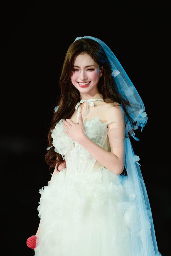 Hòa Minzy sở hữu sở thích thời trang kỳ lạ. Ảnh: FBNV