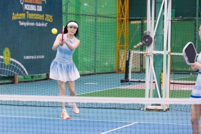 Thời trang chơi pickleball của Hồng Diễm. Ảnh: FBNV