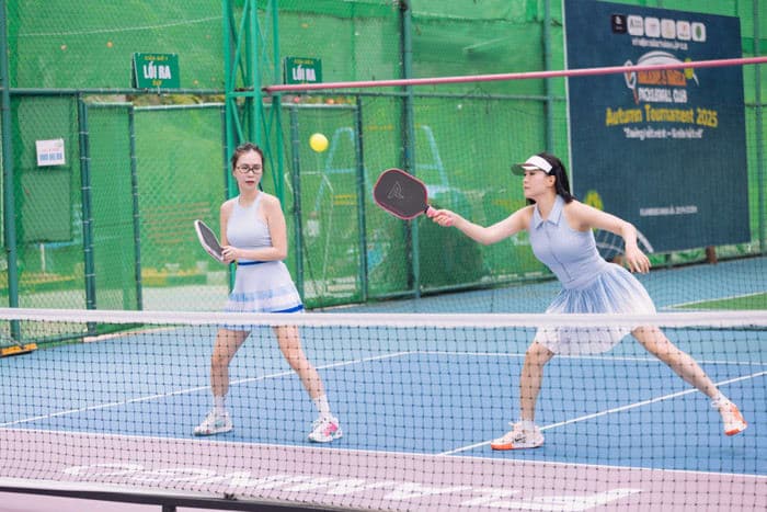 Hồng Diễm lựa chọn trang phục vừa phù hợp tính thẩm mỹ, vừa tiện lợi để chơi thể thao. Ảnh: FBNV