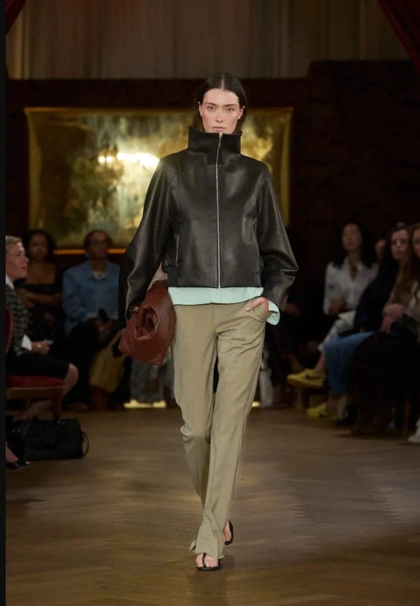 Áo khoác da cổ cao. Ảnh: Launchmetics