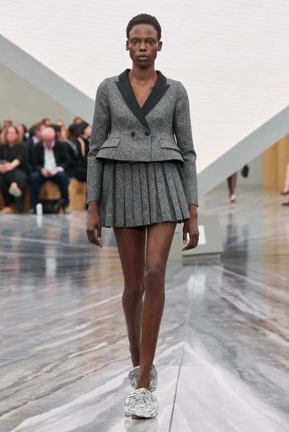 Áo khoác phom dáng nhỏ. Ảnh: Launchmetics