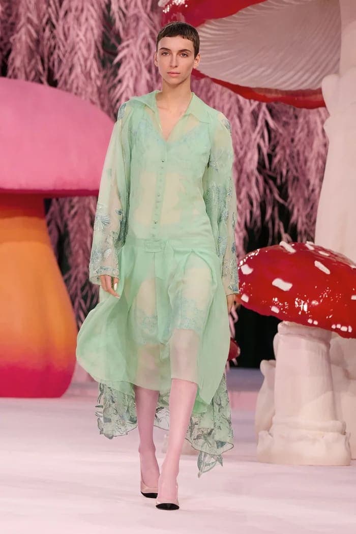 Một chiếc váy xanh dáng suông của Chanel, kết hợp với áo choàng cùng màu. Ảnh: Chanel