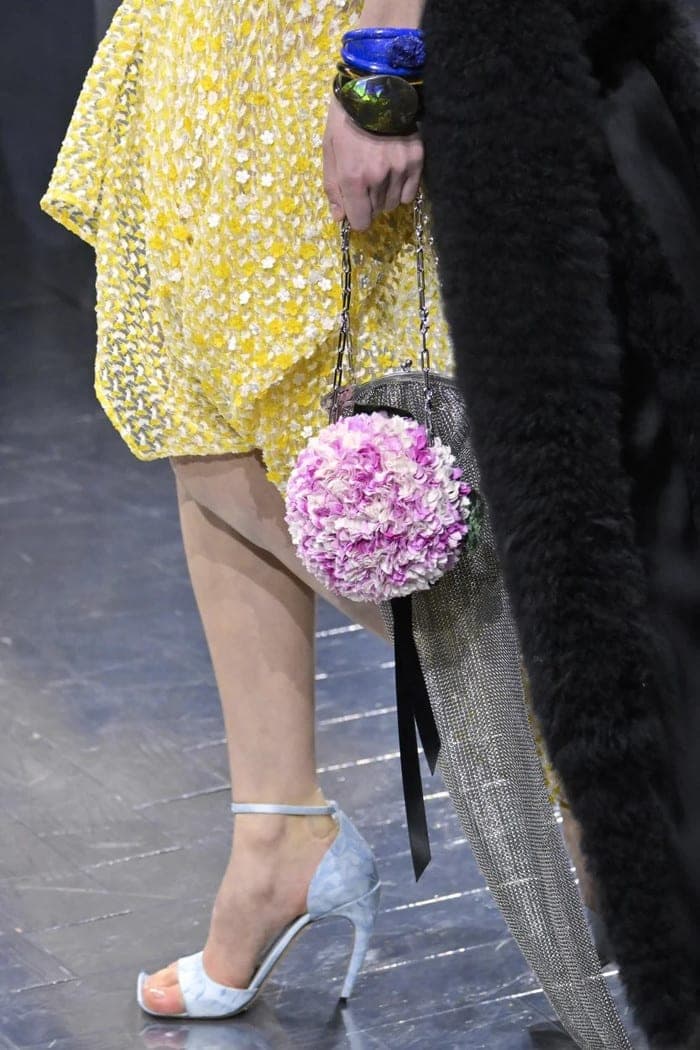 Dior kết hợp những kiểu dáng trang phục cực kỳ tinh tế với các chi tiết cầu kỳ, như túi xách hình hoa và đồ trang sức độc đáo. Ảnh: Getty Images