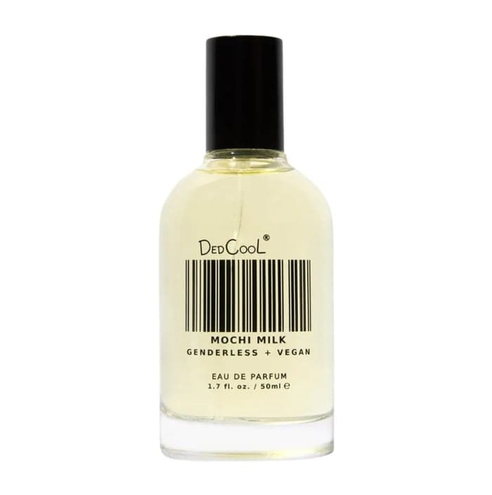 Nước hoa Mochi Milk Eau de Parfum với hương thơm từ kẹo dẻo, mật đào, hương trầm, sữa gạo ngọt, vani, cánh hoa nhài, gỗ đàn hương Úc, hổ phách, xạ hương trắng. Ảnh: Who What Wear