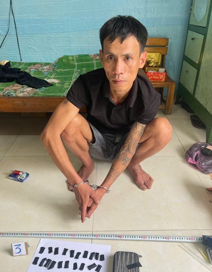 Đối tượng Phan Thanh Bảo và tang vật vụ án. Ảnh: Công an TP Đà Nẵng