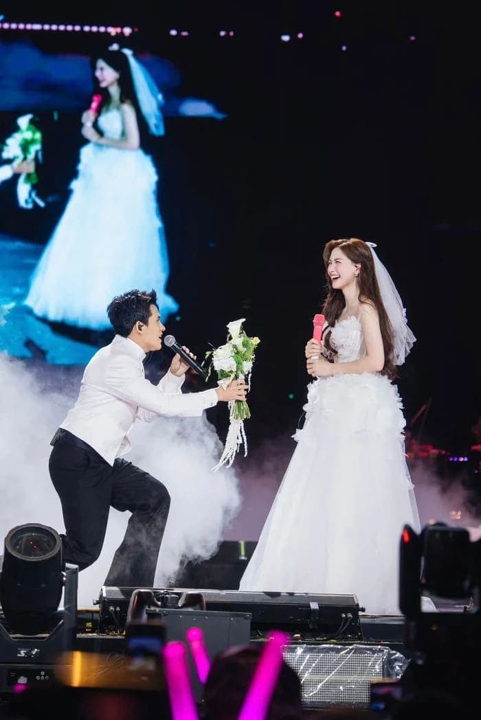Khoảnh khắc ca sĩ Quốc Thiên cầu hôn Hoà Minzy trên sân khấu gây sốt những ngày qua.