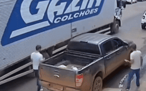 Thanh niên bất ngờ ngã nhào đi đang đi trên đường, camera ghi lại cảnh đáng sợ