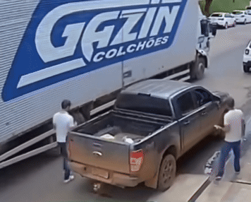 Cánh cửa ô tô quẹt mạnh vào cổ nam thanh niên khiến anh ngã nhào. Ảnh cắt từ clip