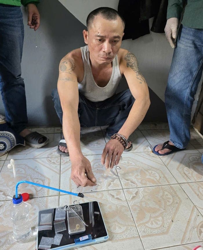 Đỗ Xuân Hùng tại thời điểm bị bắt quả tang. Ảnh: Công an TP Đà Nẵng
