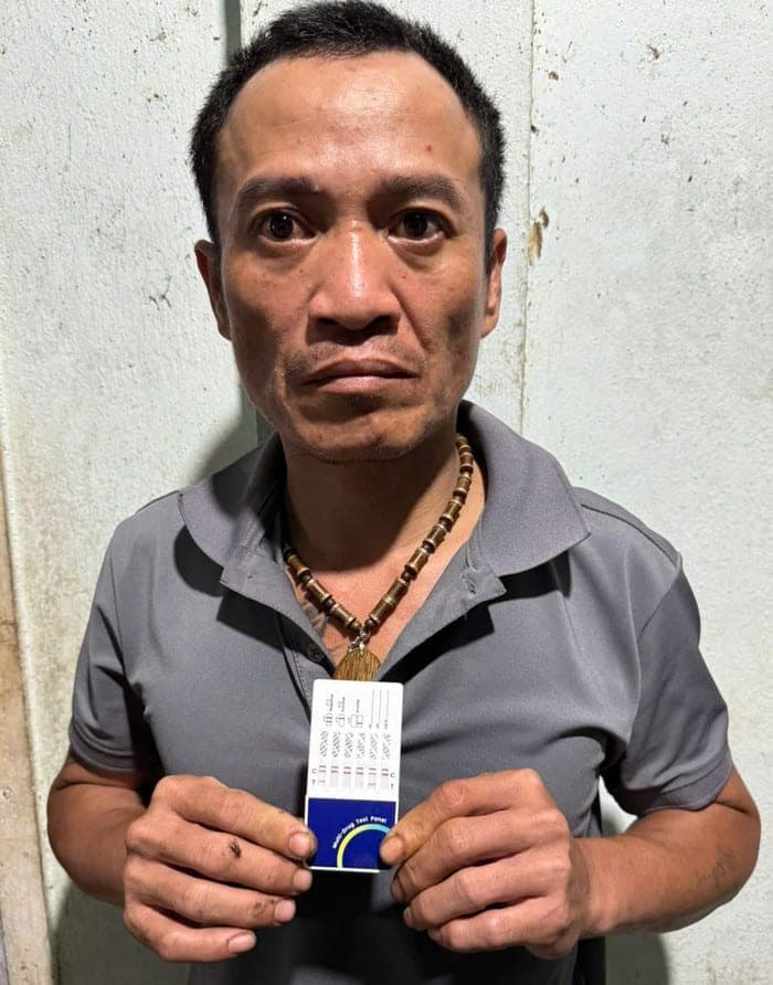 Test nhanh, cả 2 đối tượng đều dương tính với ma túy. Ảnh: Công an TP Đà Nẵng